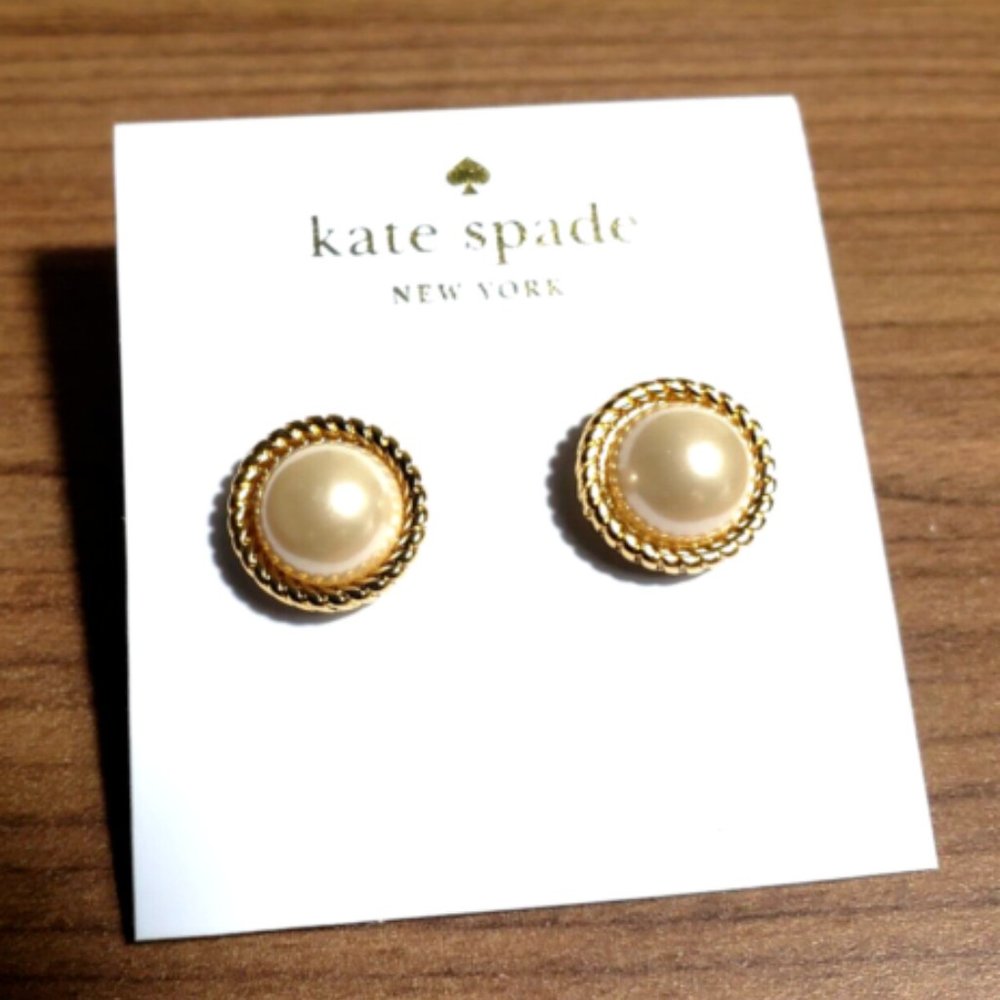 Kate Spade Seaport Pearl Stud Earrings in gold/cream. NEW